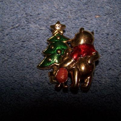 LOT 126 ADORABLE COLLECTABLE WINNIE THE POOH & KERMIT CHRISTMAS PINS