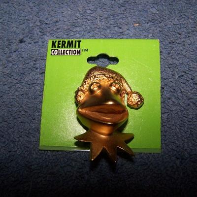 LOT 126 ADORABLE COLLECTABLE WINNIE THE POOH & KERMIT CHRISTMAS PINS