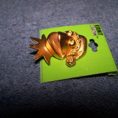 LOT 126 ADORABLE COLLECTABLE WINNIE THE POOH & KERMIT CHRISTMAS PINS