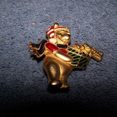 LOT 126 ADORABLE COLLECTABLE WINNIE THE POOH & KERMIT CHRISTMAS PINS