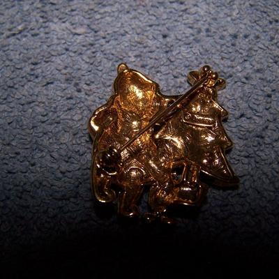 LOT 126 ADORABLE COLLECTABLE WINNIE THE POOH & KERMIT CHRISTMAS PINS