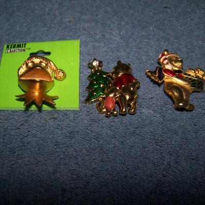 LOT 126 ADORABLE COLLECTABLE WINNIE THE POOH & KERMIT CHRISTMAS PINS