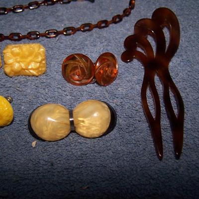 LOT 131 FAB VINTAGE JEWELRY CELLULOID/LUCITE++
