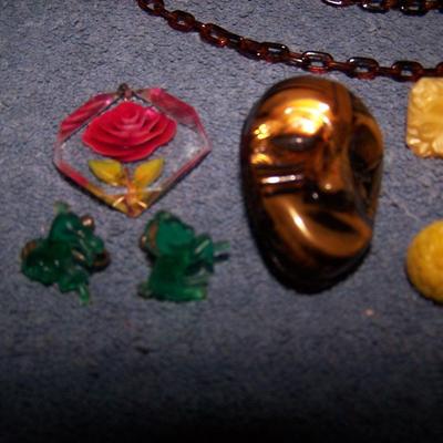 LOT 131 FAB VINTAGE JEWELRY CELLULOID/LUCITE++