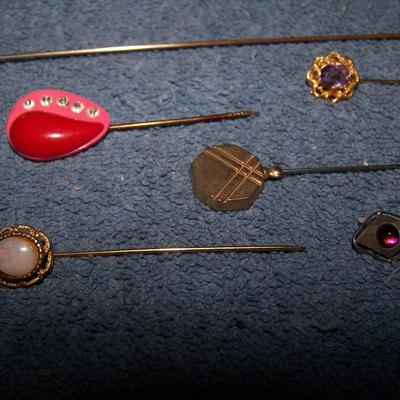 LOT 132 WONDERFUL VINTAGE HATPINS & STICKPINS