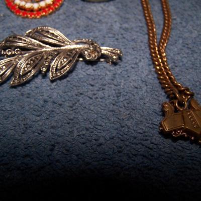 LOT 135 UNIQUE VINTAGE JEWELRY