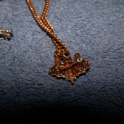 LOT 135 UNIQUE VINTAGE JEWELRY