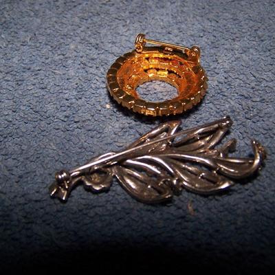 LOT 135 UNIQUE VINTAGE JEWELRY