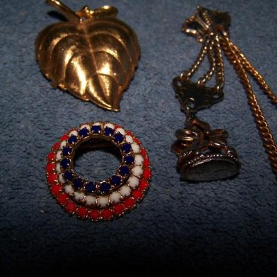 LOT 135 UNIQUE VINTAGE JEWELRY