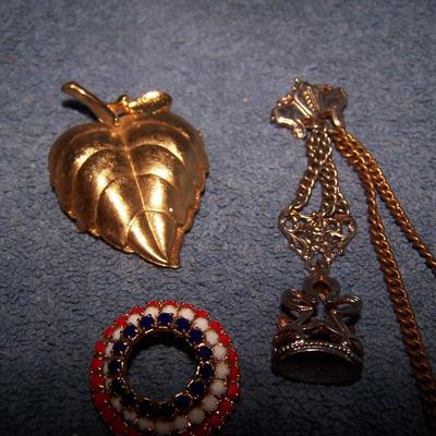 LOT 135 UNIQUE VINTAGE JEWELRY