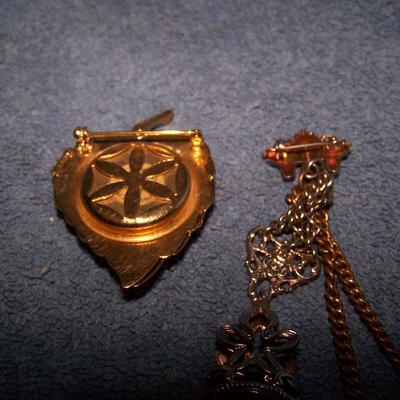 LOT 135 UNIQUE VINTAGE JEWELRY