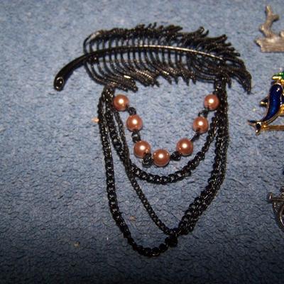 LOT 137 WONDERFUL COLLECTABLE PINS HOUSE-LUCINDA, FROGS-JJ