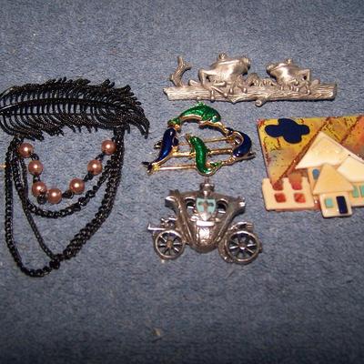 LOT 137 WONDERFUL COLLECTABLE PINS HOUSE-LUCINDA, FROGS-JJ