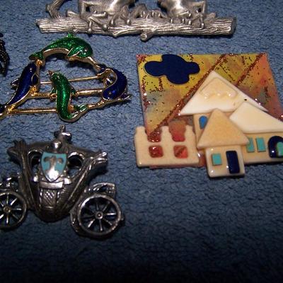 LOT 137 WONDERFUL COLLECTABLE PINS HOUSE-LUCINDA, FROGS-JJ