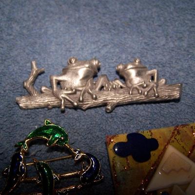 LOT 137 WONDERFUL COLLECTABLE PINS HOUSE-LUCINDA, FROGS-JJ