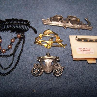 LOT 137 WONDERFUL COLLECTABLE PINS HOUSE-LUCINDA, FROGS-JJ