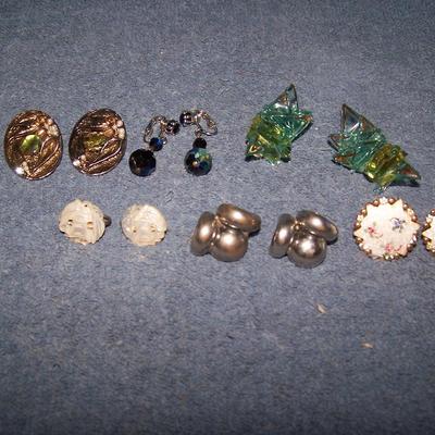 LOT 139 INTERESTING VINTAGE EARRINGS MOTHER OF PEARL/ENAMEL/GLASS++