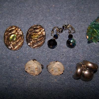 LOT 139 INTERESTING VINTAGE EARRINGS MOTHER OF PEARL/ENAMEL/GLASS++