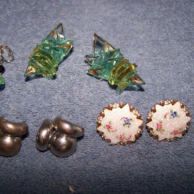 LOT 139 INTERESTING VINTAGE EARRINGS MOTHER OF PEARL/ENAMEL/GLASS++