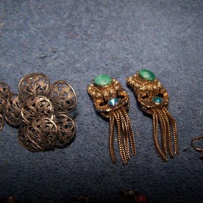 LOT 140 LOVELY VINTAGE EARRINGS