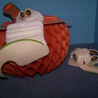 LOT 143 GREAT VINTAGE HALLOWEEN PAPER