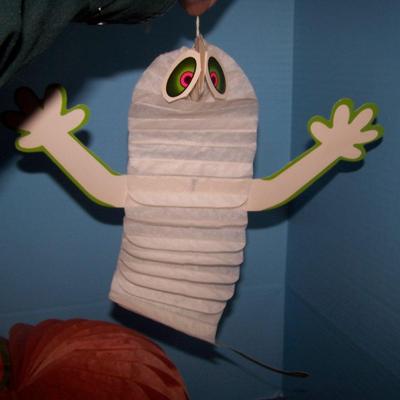 LOT 143 GREAT VINTAGE HALLOWEEN PAPER