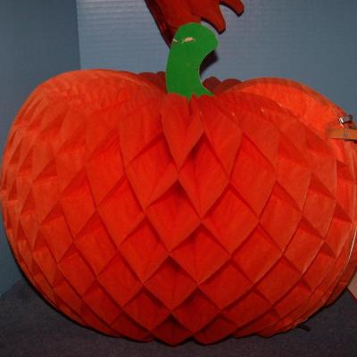 LOT 146 WONDERFUL VINTAGE HALLOWEEN DECORATIONS