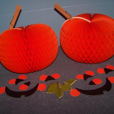 LOT 146 WONDERFUL VINTAGE HALLOWEEN DECORATIONS