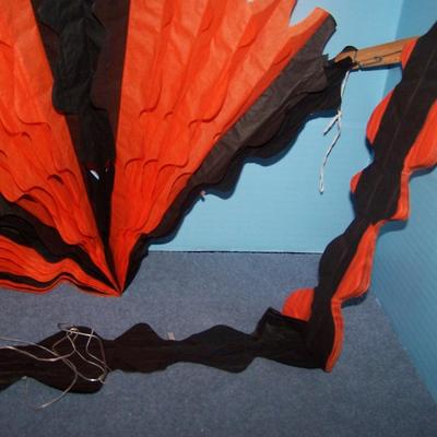 LOT 147 GREAT VINTAGE HALLOWEEN HONEYCOMB DECORATIONS