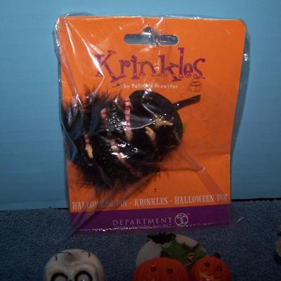 LOT 148 GREAT COLLECTABLE HALLOWEEN PINS
