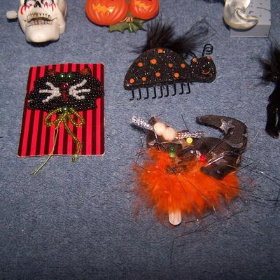 LOT 148 GREAT COLLECTABLE HALLOWEEN PINS