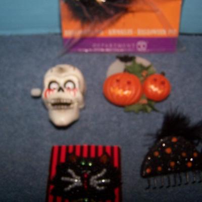 LOT 148 GREAT COLLECTABLE HALLOWEEN PINS