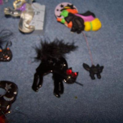 LOT 148 GREAT COLLECTABLE HALLOWEEN PINS
