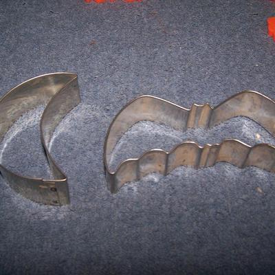 LOT 149 GREAT COLLECTABLE HALLOWEEN COOKIE CUTTERS HALLMARK++