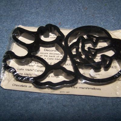 LOT 149 GREAT COLLECTABLE HALLOWEEN COOKIE CUTTERS HALLMARK++