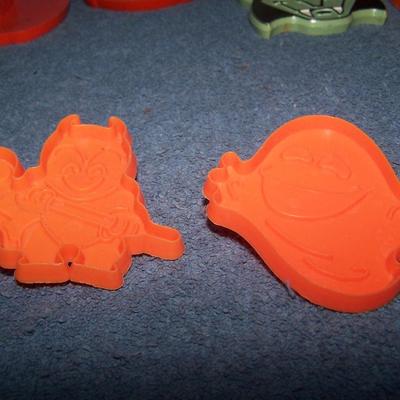 LOT 149 GREAT COLLECTABLE HALLOWEEN COOKIE CUTTERS HALLMARK++