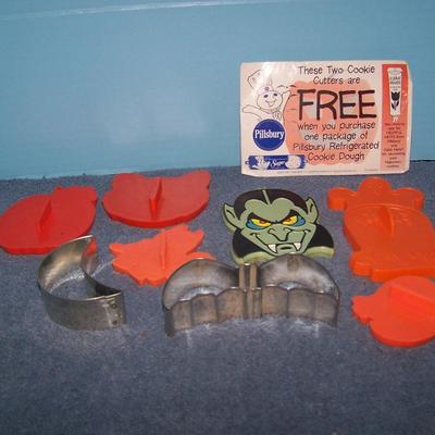 LOT 149 GREAT COLLECTABLE HALLOWEEN COOKIE CUTTERS HALLMARK++