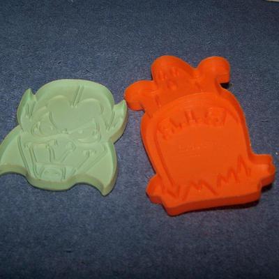 LOT 149 GREAT COLLECTABLE HALLOWEEN COOKIE CUTTERS HALLMARK++