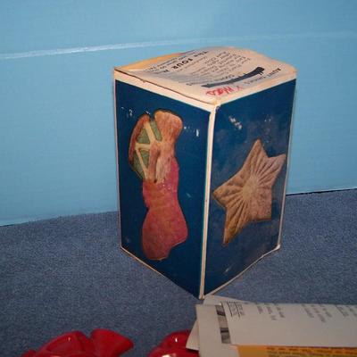 LOT 153 WONDERFUL VINTAGE MCM SANTA COOKIE/CANDY JAR & AUNT CHICK COOKIE CUTTERS