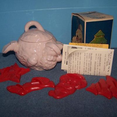LOT 153 WONDERFUL VINTAGE MCM SANTA COOKIE/CANDY JAR & AUNT CHICK COOKIE CUTTERS