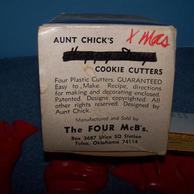 LOT 153 WONDERFUL VINTAGE MCM SANTA COOKIE/CANDY JAR & AUNT CHICK COOKIE CUTTERS