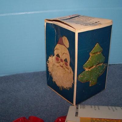 LOT 153 WONDERFUL VINTAGE MCM SANTA COOKIE/CANDY JAR & AUNT CHICK COOKIE CUTTERS