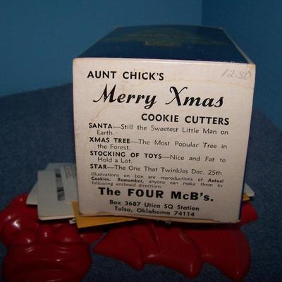 LOT 153 WONDERFUL VINTAGE MCM SANTA COOKIE/CANDY JAR & AUNT CHICK COOKIE CUTTERS