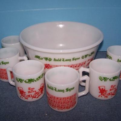 LOT 156 WONDERFUL VINTAGE MCM HAZEL ATLAS CHRISTMAS TOM & JERRY PUNCH SET