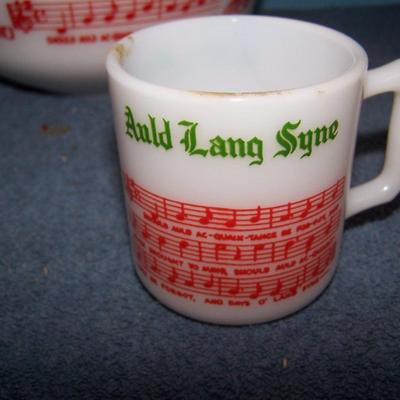 LOT 156 WONDERFUL VINTAGE MCM HAZEL ATLAS CHRISTMAS TOM & JERRY PUNCH SET