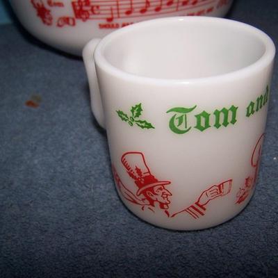 LOT 156 WONDERFUL VINTAGE MCM HAZEL ATLAS CHRISTMAS TOM & JERRY PUNCH SET