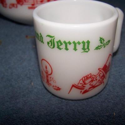 LOT 156 WONDERFUL VINTAGE MCM HAZEL ATLAS CHRISTMAS TOM & JERRY PUNCH SET