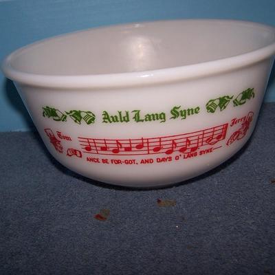 LOT 156 WONDERFUL VINTAGE MCM HAZEL ATLAS CHRISTMAS TOM & JERRY PUNCH SET