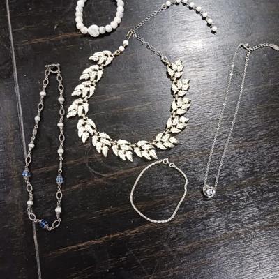 COSTUME JEWELRY, THREE NECKLACES AND TWO BRACELETS.