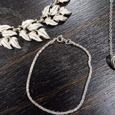 COSTUME JEWELRY, THREE NECKLACES AND TWO BRACELETS.